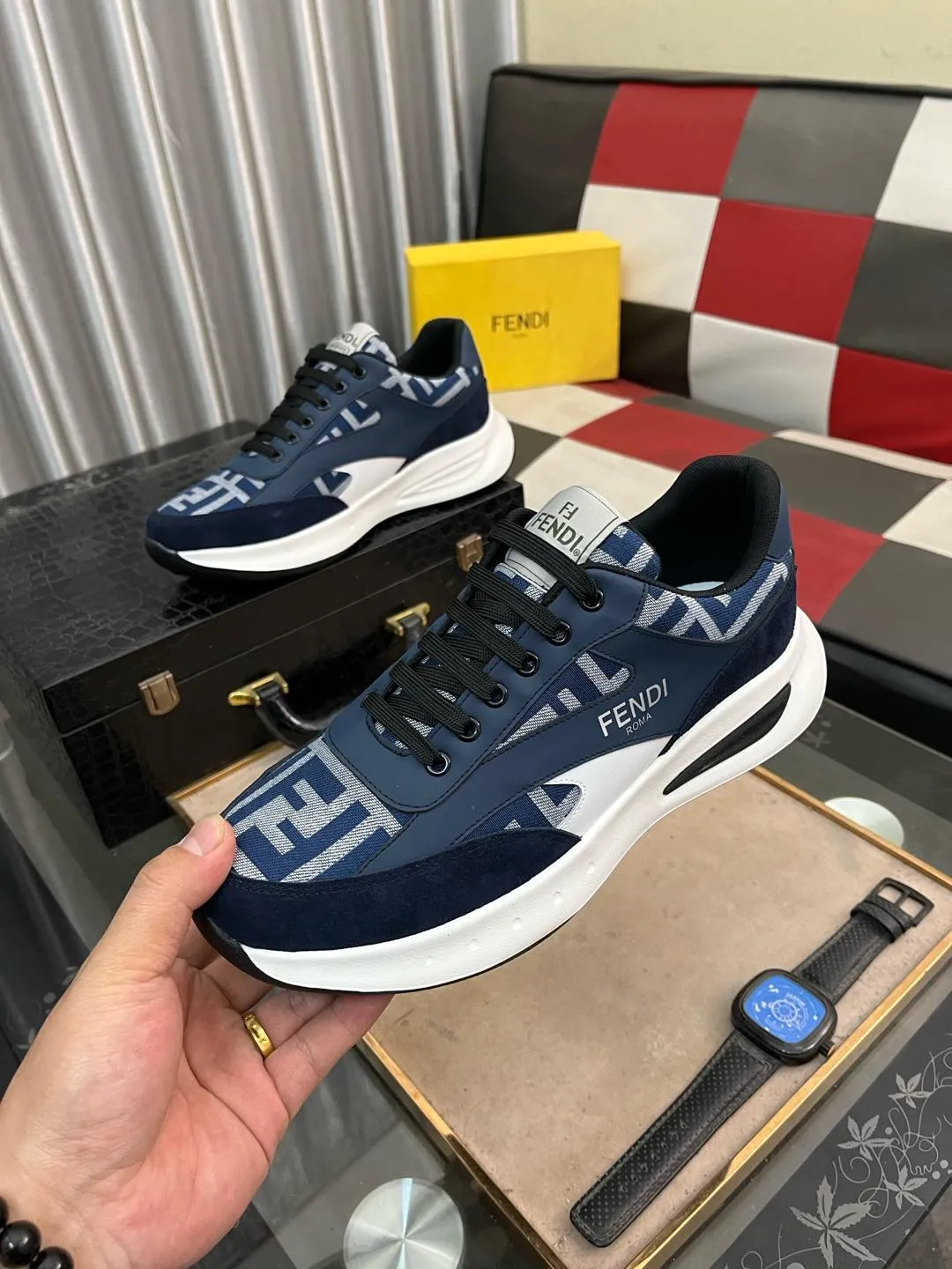 Men's Men's Shoes💰440⌚️⌚️[fendi] Fendi's classic and comfortable men's, this complex sneaker is made of soft calfskin➕genuine leather lining➕original ultra-light rubber material with rough outsole. This unique light style is suitable for the casual and refined sensibility of this season. It is comfortable and natural on the feet. It is an everyday style for casual travel in autumn and winter! 38−443️⃣colors available